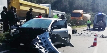 KONTROLDEN ÇIKAN OTOMOBİL KAMYONA ÇARPTI: 2 YARALI