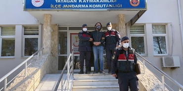 YATAĞAN'DA DOLANDIRDILAR, DENİZLİ'DE YAKALANDILAR YATAĞAN'DA KENDİNİ JANDARMA OLARAK TANITIP DOLANDIRICILIK YAPAN 3 KİŞİ DENİZLİ'DE YAKALANDI.
