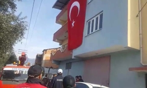 ÇİNELİ ŞEHİT ÖZEL HAREKAT POLİSİNİN BABA EVİ YASA BÜRÜNDÜ ŞEHİT ÖZEL HAREKAT POLİSİ AYGÜN'ÜN AMCASI DA ŞEHİT DÜŞMÜŞ
