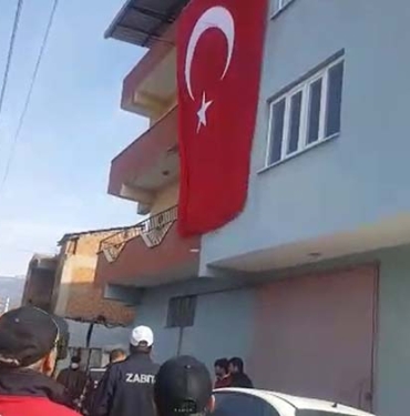 ÇİNELİ ŞEHİT ÖZEL HAREKAT POLİSİNİN BABA EVİ YASA BÜRÜNDÜ ŞEHİT ÖZEL HAREKAT POLİSİ AYGÜN'ÜN AMCASI DA ŞEHİT DÜŞMÜŞ