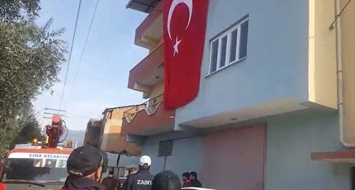 ÇİNELİ ŞEHİT ÖZEL HAREKAT POLİSİNİN BABA EVİ YASA BÜRÜNDÜ ŞEHİT ÖZEL HAREKAT POLİSİ AYGÜN'ÜN AMCASI DA ŞEHİT DÜŞMÜŞ