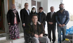 baskan-cercioglu-ms-hastasi-muhtarin-akulu-tekerlekli-sandalye-talebini-yerine-getirdi-f0d3c9b50cf3891a073cd59604ac36e1