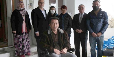 baskan-cercioglu-ms-hastasi-muhtarin-akulu-tekerlekli-sandalye-talebini-yerine-getirdi-f0d3c9b50cf3891a073cd59604ac36e1
