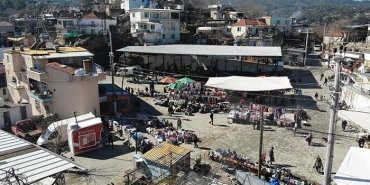 BAĞLI BULUNDUĞU İLÇEDEN BÜYÜK OLAN TEKELER MAHALLESİ DİKKATLERİ ÜZERİNE ÇEKİYOR MAHALLE MUHTARI BELEDİYE BAŞKANI GİBİ İLGİ GÖRÜYOR