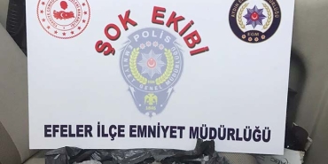 UYUŞTURUCUYU YOLA DÖKÜP KAÇAN ŞAHISLAR YAKALANDI