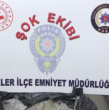 UYUŞTURUCUYU YOLA DÖKÜP KAÇAN ŞAHISLAR YAKALANDI