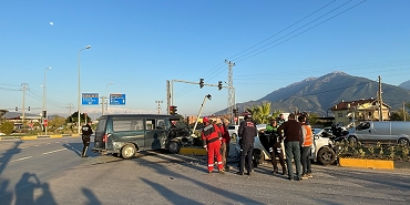 FETHİYE'DE KAMYONET İLE OTOMOBİL ÇARPIŞTI: 5 YARALI