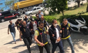 POLİS VE SAVCIYIM DEYİP, 678 BİN LİRASINI ALDILAR