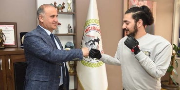 SAMET ÖNCE KOLLARINA ŞİMDİ İŞİNE KAVUŞTU