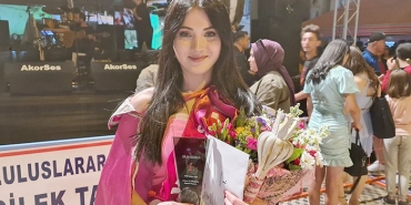 FESTİVALİN ÇİLEK GÜZELİ İZMİR'DEN