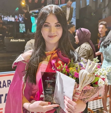 FESTİVALİN ÇİLEK GÜZELİ İZMİR'DEN