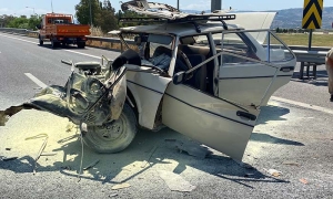 BARİYERE ÇARPAN OTOMOBİL HURDAYA DÖNDÜ