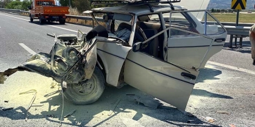 BARİYERE ÇARPAN OTOMOBİL HURDAYA DÖNDÜ