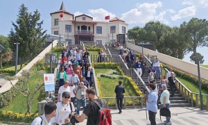 MERHUM BAŞBAKAN MENDERES GAZETECİLERLE ANILDI