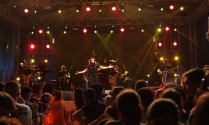 KORAY AVCI, SAHNE PERFORMANSI İLE KOÇARLI''YI SALLADI