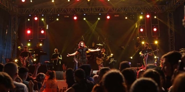 KORAY AVCI, SAHNE PERFORMANSI İLE KOÇARLI''YI SALLADI