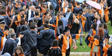 MEZUNİYET TÖRENİNE YAĞMUR ENGELİ 2 YILDIR PANDEMİ NEDENİYLE YAPILAMAYAN MUĞLA SITKI KOÇMAN ÜNİVERSİTESİ'NİN MEZUNİYET TÖRENİ, BU YIL DA MUĞLA ATATÜRK STADINDA DÜZENLEDİĞİ TÖREN YAĞMURUN AZİZLİĞİNE UĞRADI.