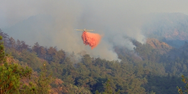 20 HELİKOPTER, 14 UÇAK İLE MÜDAHALE BAŞLADI MARMARİS BÖRDÜBET MAHALLESİNDE BAŞLAYAN ORMAN YANGININA SABAHIN İLK IŞIKLARI İLE BİRLİKTE 14 UÇAK VE 20 HELİKOPTER İLE HAVADAN MÜDAHALE BAŞLADI