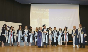 73 YAŞINDA ÜNİVERSİTE MEZUNU OLDU, KEP FIRLATTI YARIM BIRAKTIĞI ÜNİVERSİTE EĞİTİMİNİ TAMAMLADI BİRİNCİ ÜNİVERSİTEYİ TAMAMLADI, ŞİMDİ SIRA İKİNCİSİNDE