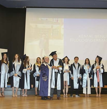 73 YAŞINDA ÜNİVERSİTE MEZUNU OLDU, KEP FIRLATTI YARIM BIRAKTIĞI ÜNİVERSİTE EĞİTİMİNİ TAMAMLADI BİRİNCİ ÜNİVERSİTEYİ TAMAMLADI, ŞİMDİ SIRA İKİNCİSİNDE