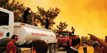 YANGINA 18 HELİKOPTER, 7 UÇAK MÜDAHALE EDİYOR YANGIN YERLEŞİM YERLERİNE SIÇRADI
