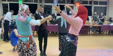 KADIN KILIĞINA GİRİP DÜĞÜNÜ BASTILAR DÜNYA EVİNE GİREN ÇİFTİN ARKADAŞLARINDAN İLGİNÇ SÜRPRİZ