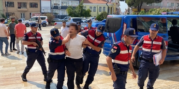 CANİ KOCA, ADLİYE GİRİŞİNDE GAZETECİLERE TEPKİ GÖSTERDİ KARISININ BOĞAZINI KESEREK ÖLDÜREN EŞ ADLİYEYE SEVK EDİLDİ