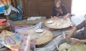 YAŞLILAR İÇİN KOLLARI SIVADILAR, MAKARNA KESTİLER