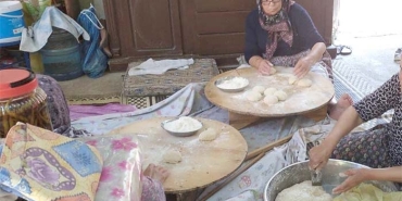 YAŞLILAR İÇİN KOLLARI SIVADILAR, MAKARNA KESTİLER
