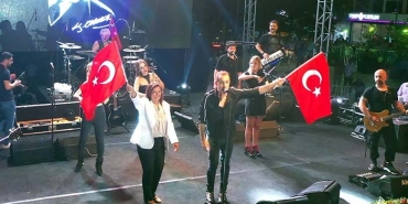 ON BİNLERCE AYDINLI, KURTULUŞ COŞKUNU HALUK LEVENT KONSERİ İLE YAŞADI