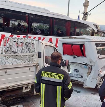 AYDIN'DA ZİNCİRLEME TRAFİK KAZASI 1 ÖLÜ 6 YARALI