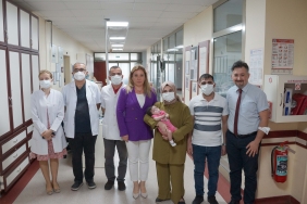 ANNE KARNINDA VERİLEN KANLA HAYATA TUTUNDU ANNE KARNINDAKİ BEBEK GÖBEK KORDONUNDAN 5 KEZ YAPILAN KAN NAKLİYLE YAŞAMA TUTUNDU