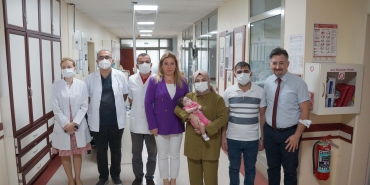 ANNE KARNINDA VERİLEN KANLA HAYATA TUTUNDU ANNE KARNINDAKİ BEBEK GÖBEK KORDONUNDAN 5 KEZ YAPILAN KAN NAKLİYLE YAŞAMA TUTUNDU