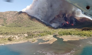 MARMARİS'TE ORMAN YANGININA HAVADAN VE KARADAN MÜDAHALE BAŞLADI