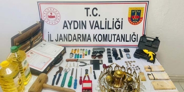 KUŞADASI'NDA SUÇ MAKİNELERİ JANDARMAYA TAKILDI BİRİNİN 36, DİĞERİNİN 15 SUÇ KAYDI OLDUĞU TESPİT EDİLDİ