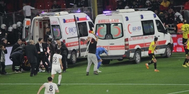 İZMİR DERBİSİNDE OLAYLAR ÇIKTI, MAÇ ERTELENDİ