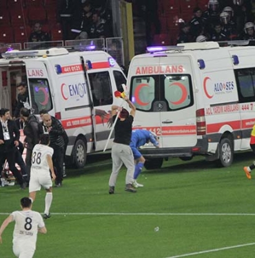 İZMİR DERBİSİNDE OLAYLAR ÇIKTI, MAÇ ERTELENDİ