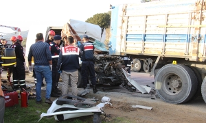 SAVCILIK, 452 METRE SONRA FARK EDİLEN FECİ KAZAYLA İLGİLİ SORUŞTURMA BAŞLATTI AYDIN'DA İKİ KİŞİNİN ÖLDÜĞÜ KAZADA ÖLENLERİN YAKINLARI GÖZYAŞLARINI TUTAMADI