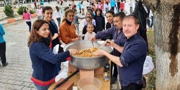 VELİLERDEN TOPLANAN BAYAT EKMEKLER, ÖĞRETMENLERİN ELİNDE YEMEĞE DÖNÜŞTÜ ÇİNE'DE ÖĞRETMENLER EKMEK İSRAFINA DİKKAT ÇEKTİ
