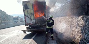 BOYA YÜKLÜ KAMYONDAKİ YANGIN SÖNDÜRÜLDÜ