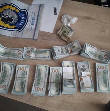 RUS EKİP KAHRAMANMARAŞ'TA ENKAZDA BULDUĞU 150 BİN DOLARI POLİSE TESLİM ETTİ