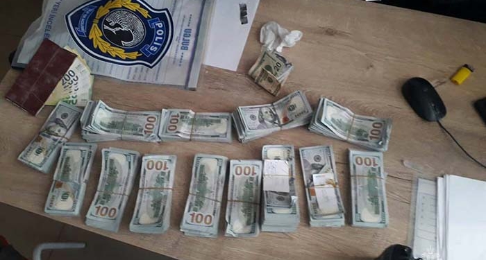 RUS EKİP KAHRAMANMARAŞ'TA ENKAZDA BULDUĞU 150 BİN DOLARI POLİSE TESLİM ETTİ