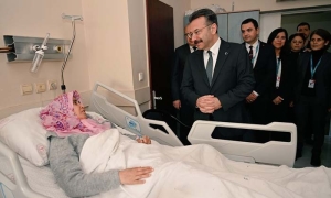 VALİ AKSOY, AYDIN'DA TEDAVİ GÖREN DEPREMZEDE VATANDAŞLARLA GÖRÜŞTÜ