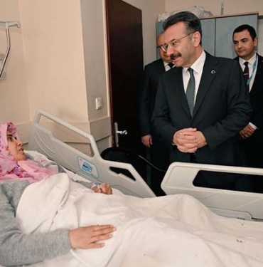 VALİ AKSOY, AYDIN'DA TEDAVİ GÖREN DEPREMZEDE VATANDAŞLARLA GÖRÜŞTÜ