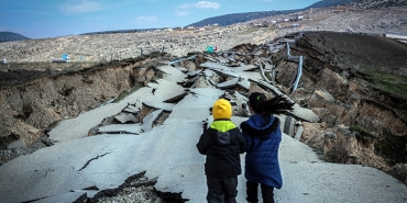 KAHRAMANMARAŞ PAZARCIK'TA DEPREMDE YARILAN YOL HAVADAN GÖRÜNTÜLENDİ GÖRDÜKLERİ MANZARA KARŞISINDA ŞAŞIRAN SÜRÜCÜLER GERİ DÖNMEK ZORUNDA KALDI