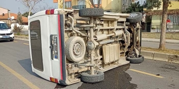 DEVRİLEN ARAÇTAN BURNU BİLE KANAMADAN ÇIKTI