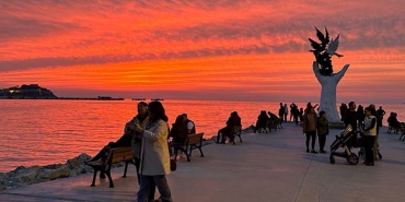 KUŞADASI'NDA GÜN BATIMI İZLEYENLERİ MEST ETTİ
