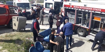 HAVAALANINA YOLCU TAŞIYAN MİNİBÜS KAMYONA ÇARPTI YARALILAR HASTANELERE SEVK EDİLDİ