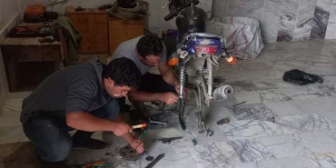 KARADENİZ FIKRASI GİBİ; TAMİRCİYE KIZDI ATÖLYE KURDU İNTERNET USTASI OLDU, ŞİMDİ KENDİ MOTORLARINI KENDİ TAMİR EDİYOR