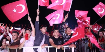 AYDIN'DA GENÇLER, 19 MAYIS'I COŞKUYLA KUTLADI BÜYÜKŞEHİR KONSERLERİ AYDINLILARI COŞTURDU
